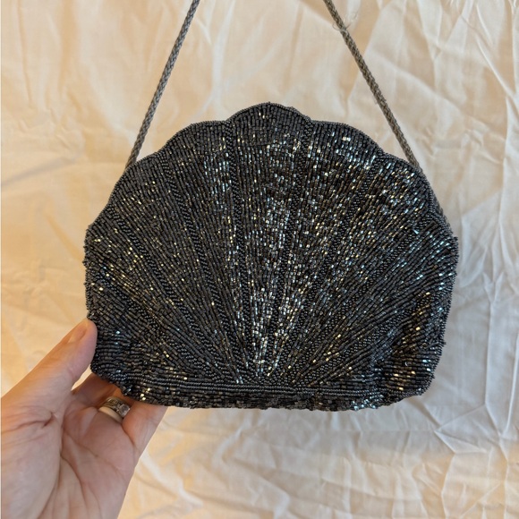 Elegant Silver Shell Evening Clutch - Picture 3 of 7